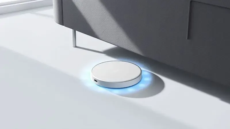 Representação artística de um aspirador robô com design fino acessando áreas difíceis sob o sofá.