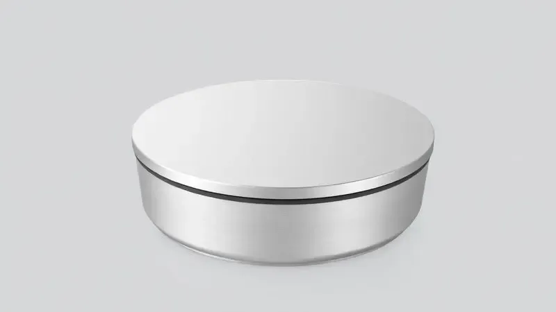 Ilustração 3D em corte lateral mostrando as camadas microscópicas de um revestimento antiaderente sobre a base de metal.