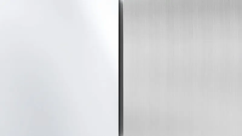 Comparação visual artística entre as texturas e reflexos do alumínio polido e do aço inox.