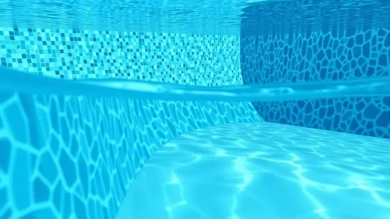Gráfico 3D abstrato representando texturas de alvenaria, vinil e fibra sob a superfície da água da piscina.